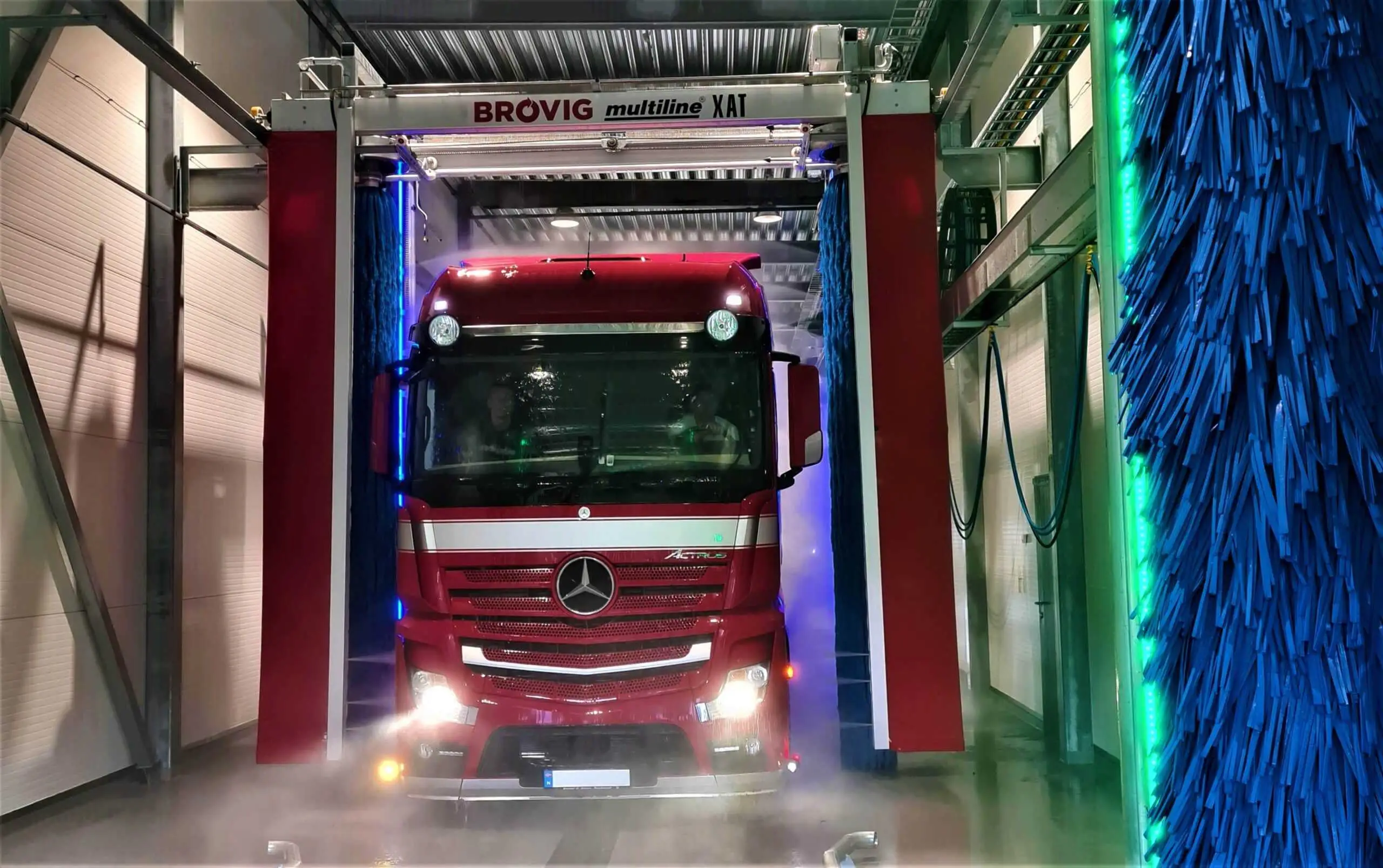 Lastebil som vaskes av en Brøvig Multiline XAT i en industriell vaskehall