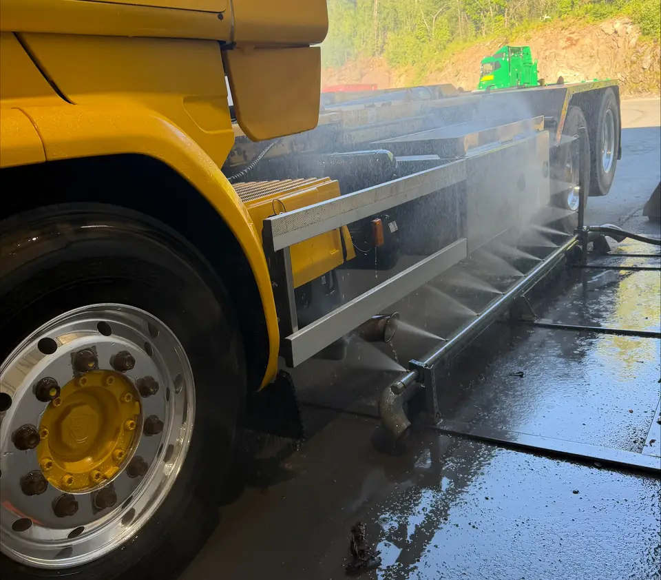 Underspyling av hjul og chassis på lastebil